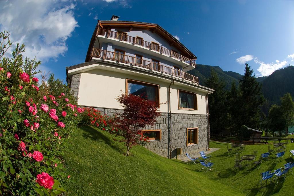 Laghetto Alpine Hotel & Restaurant Brusson Exterior photo