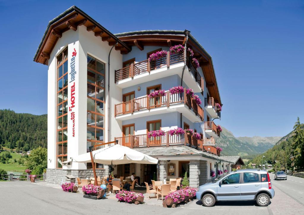 Laghetto Alpine Hotel & Restaurant Brusson Exterior photo